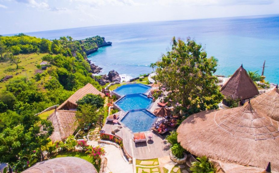 Aerial view of the cliff villa with thatched roofs and a pool at Villa Biu-Biu S01, Balangan
